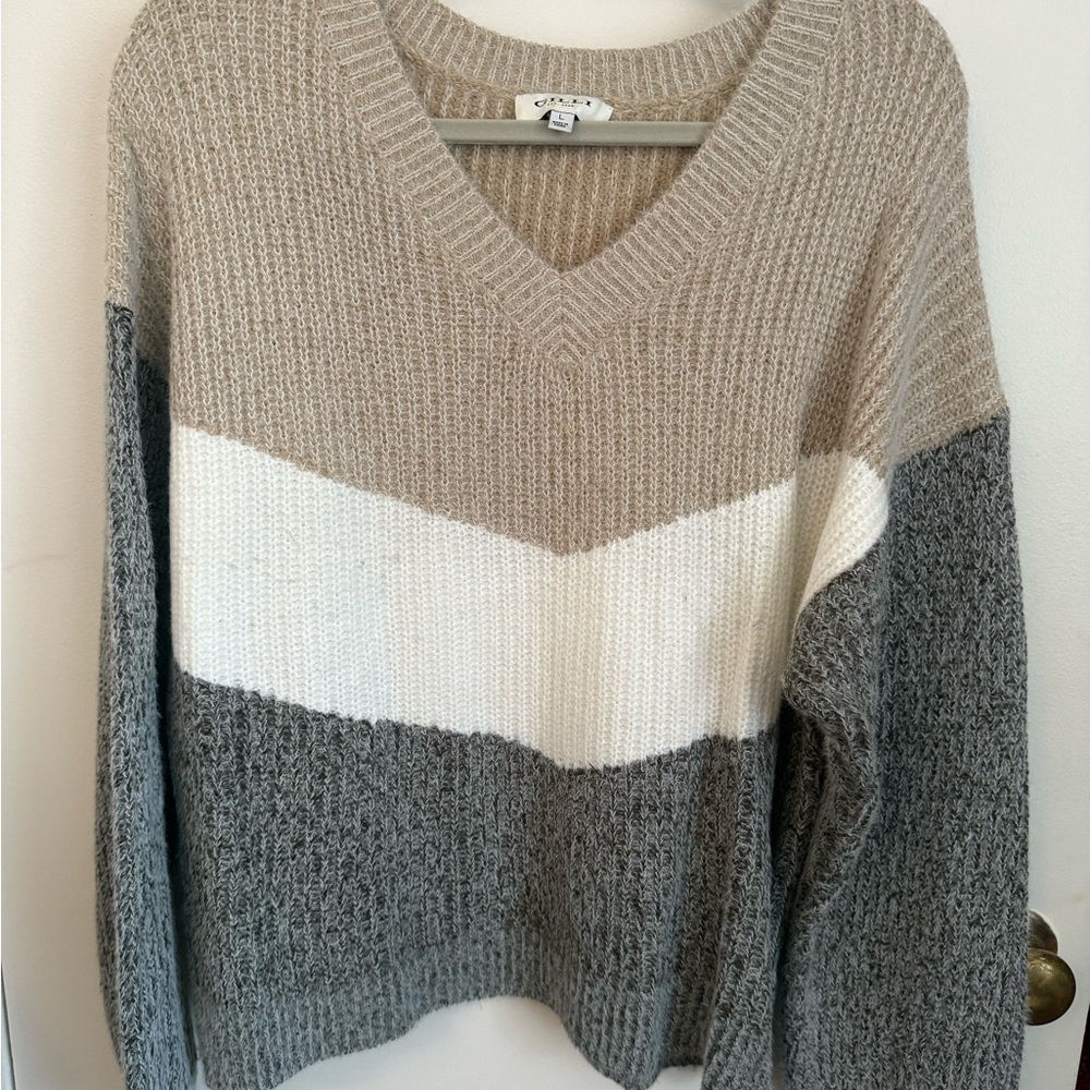 Buckle Tan, White, and Gray V-Neck Sweater